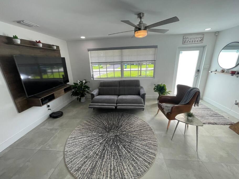 Modern Pool On The Near Hardrock Fll Airport Villa Davie