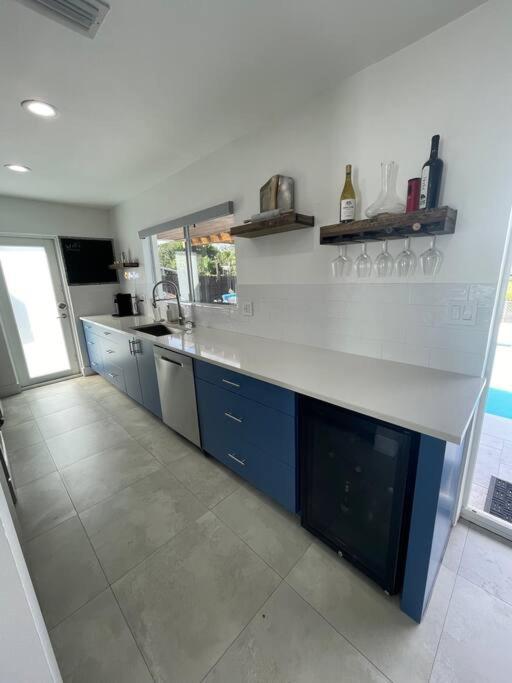 Modern Pool On The Near Hardrock Fll Airport Villa