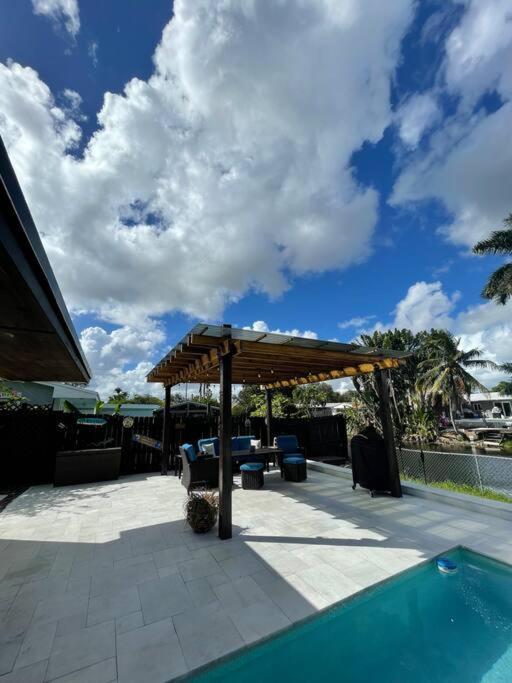 Modern Pool On The Near Hardrock Fll Airport *