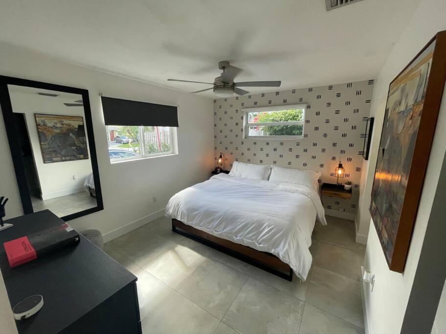 Modern Pool On The Near Hardrock Fll Airport *