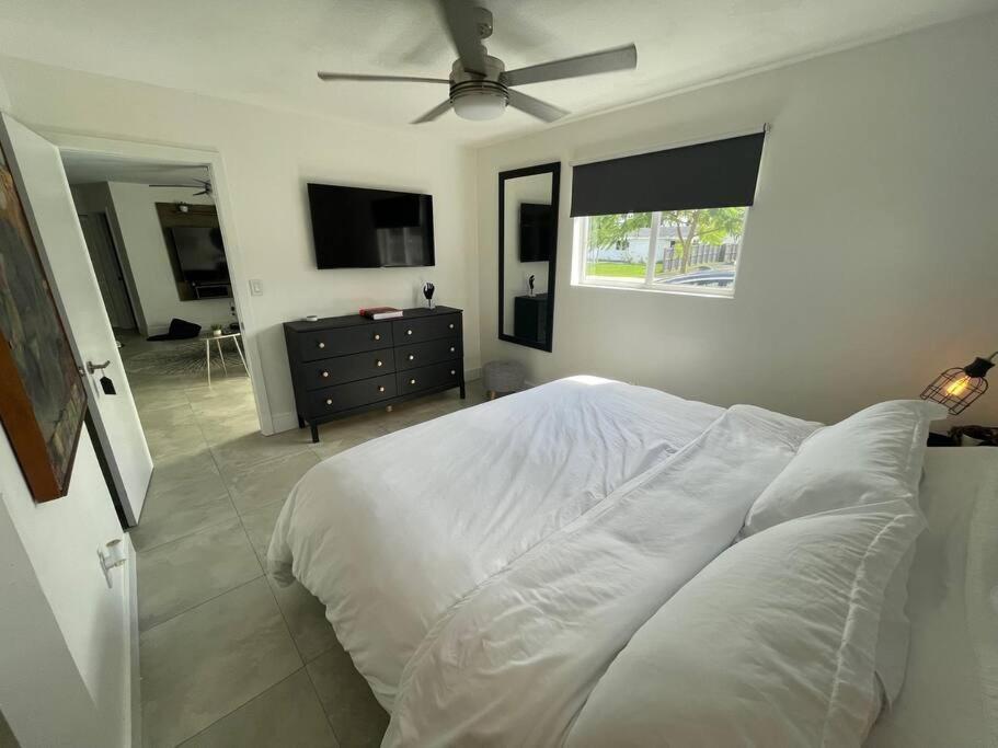 Modern Pool On The Near Hardrock Fll Airport Villa *