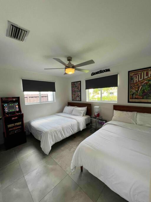 Modern Pool On The Near Hardrock Fll Airport Villa